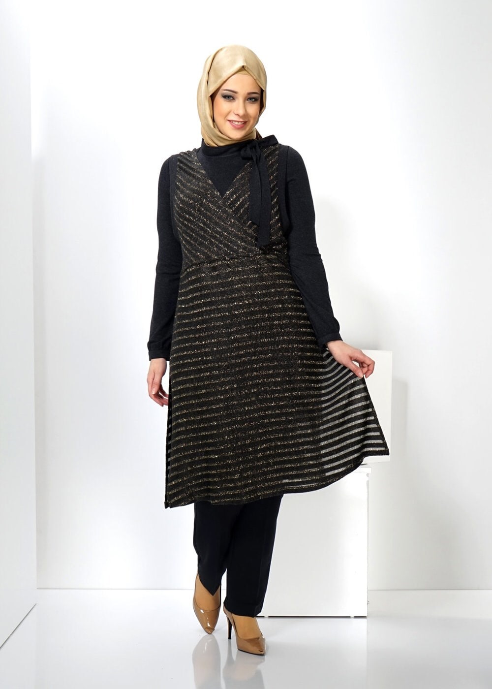 Tesettür giyim SİYAH BAĞLAMA DETAYLI TUNİK 2438 