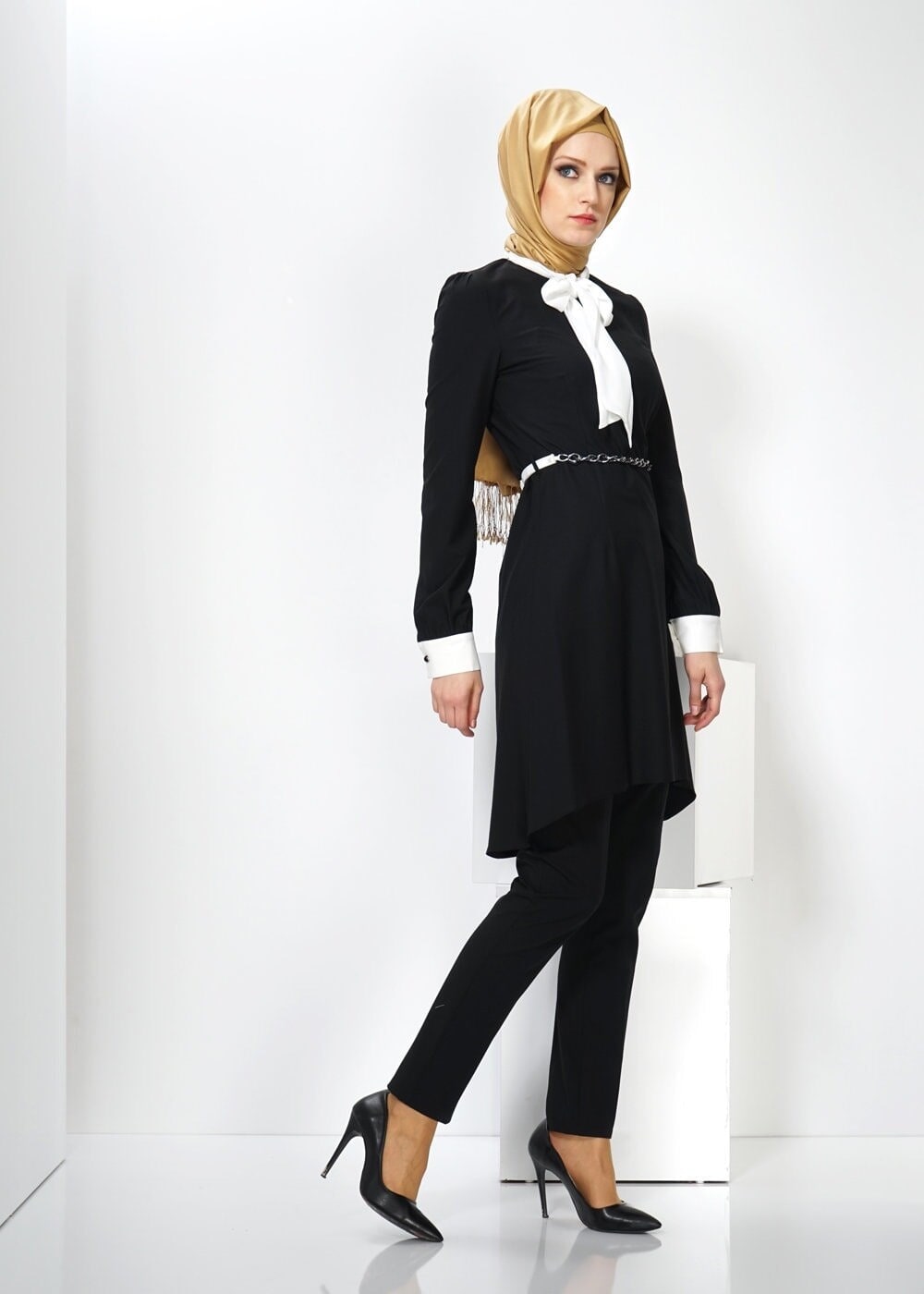 Tesettür giyim SİYAH YAKASI BAĞLAMA DETAYLI TUNİK 4324 