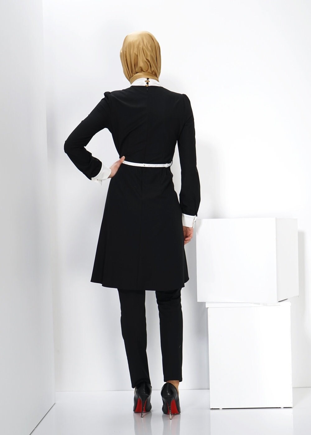 Tesettür giyim SİYAH YAKASI BAĞLAMA DETAYLI TUNİK 4324 