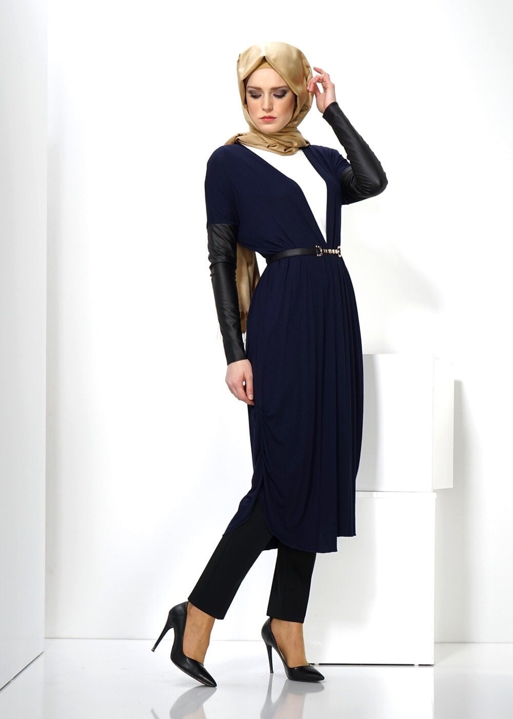 Tesettür giyim LACİVERT KOLU SUNİ DERİ TUNİK 4352