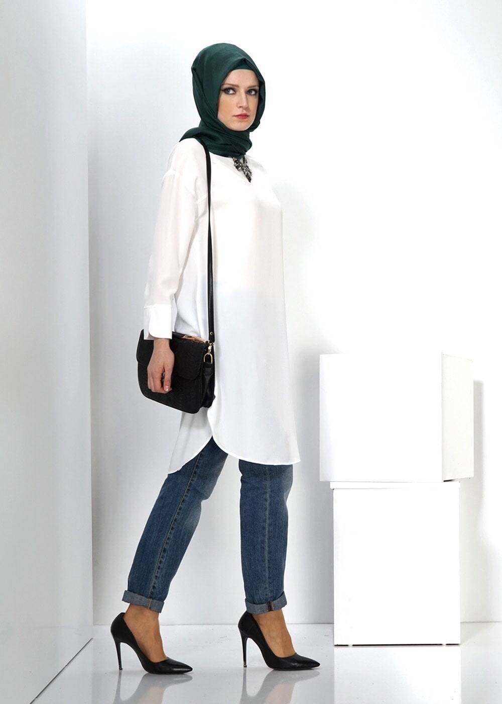 Tesettür giyim BEYAZ ASİMETRİK KESİM TUNİK 4440