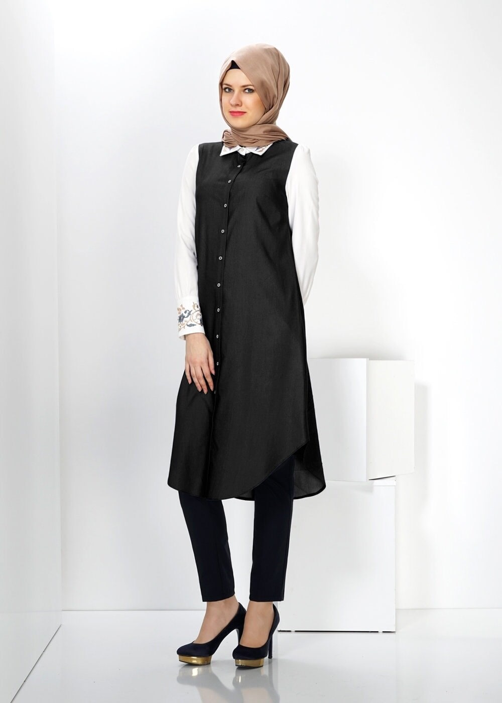 Tesettür giyim SİYAH DÜĞME DETAYLI TUNİK 4498 