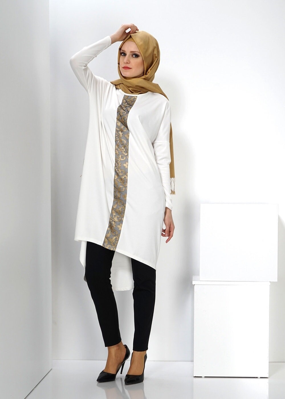 Tesettür giyim BEYAZ DESENLİ ASİMETRİK KESİM TUNİK 4529