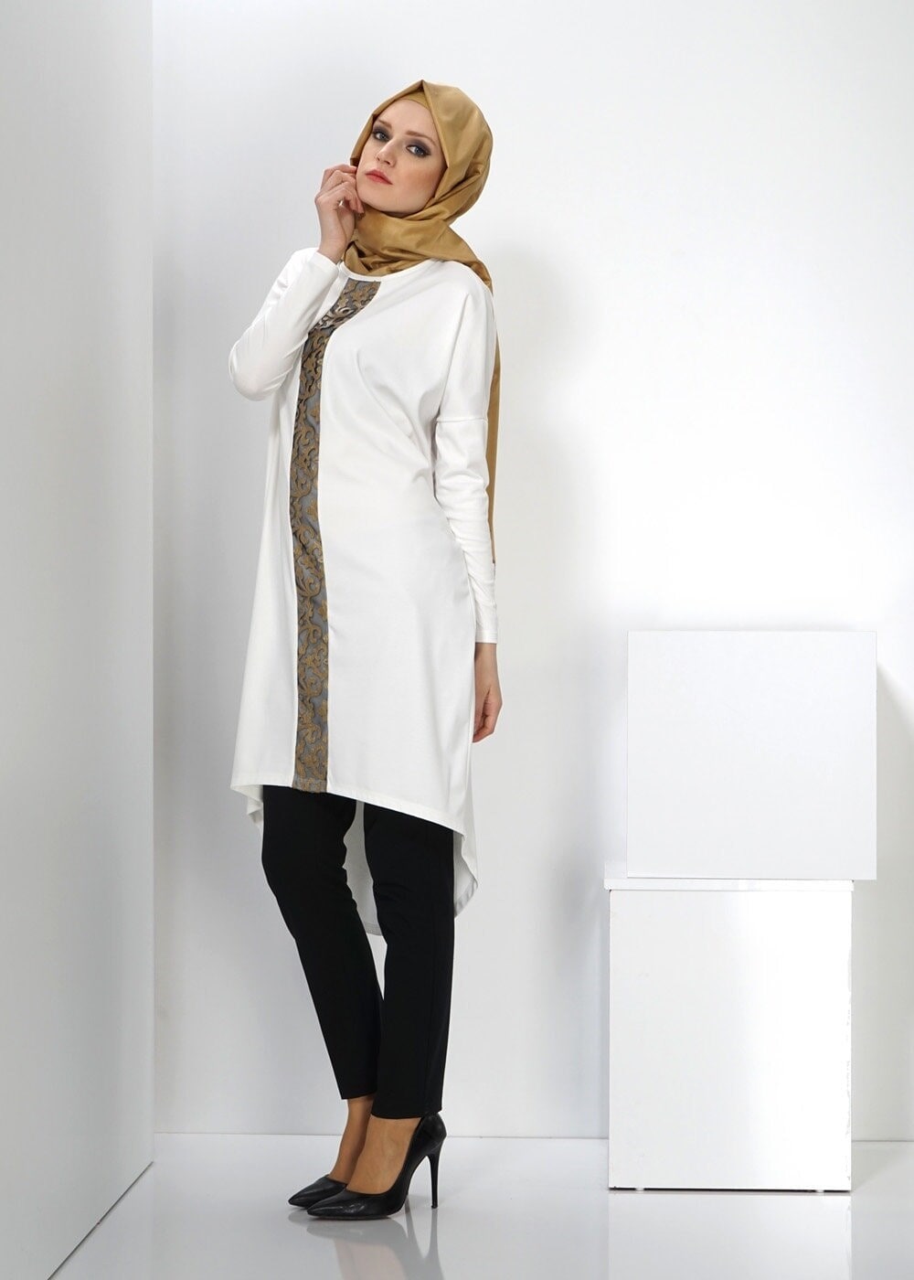 Tesettür giyim BEYAZ DESENLİ ASİMETRİK KESİM TUNİK 4529
