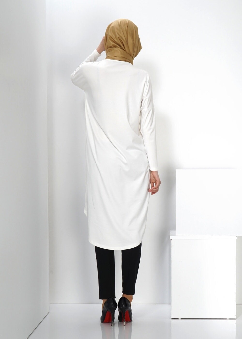 Tesettür giyim BEYAZ DESENLİ ASİMETRİK KESİM TUNİK 4529