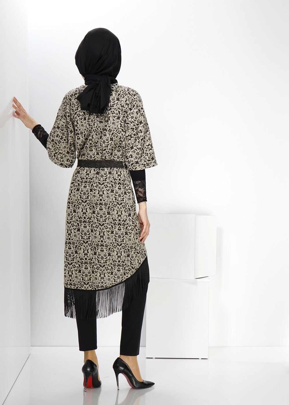 Tesettür giyim SİYAH PÜSKÜL DETAYLI TUNİK 4556