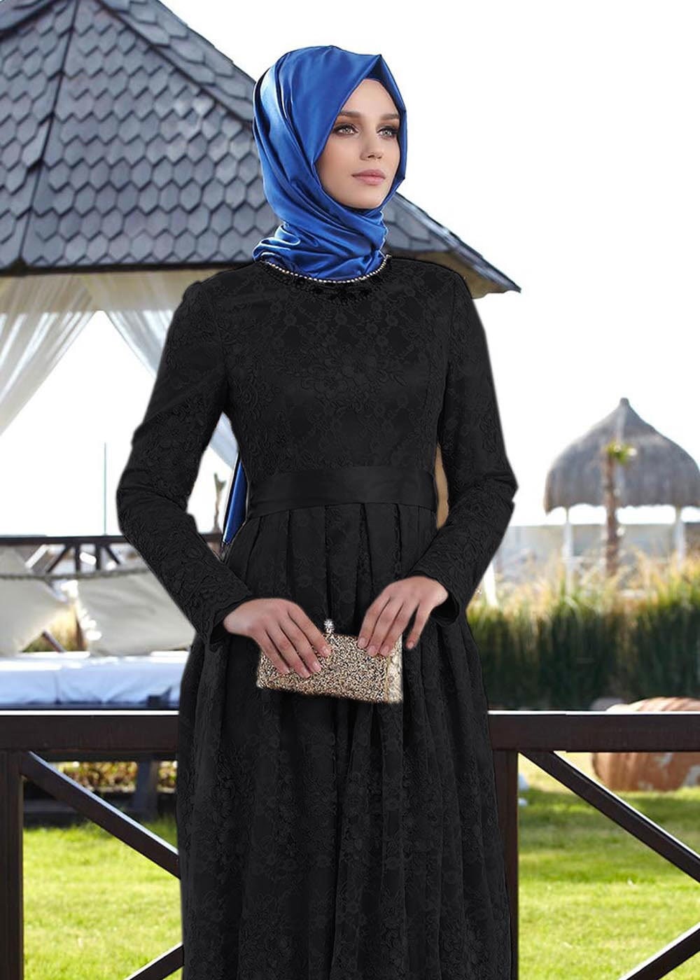 Tesettür giyim SİYAH İŞLEME DETAYLI PİLİSELİ ABİYE ELBİSE 5040