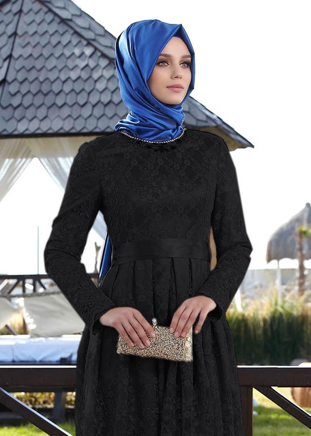 Tesettür giyim SİYAH İŞLEME DETAYLI PİLİSELİ ABİYE ELBİSE 5040