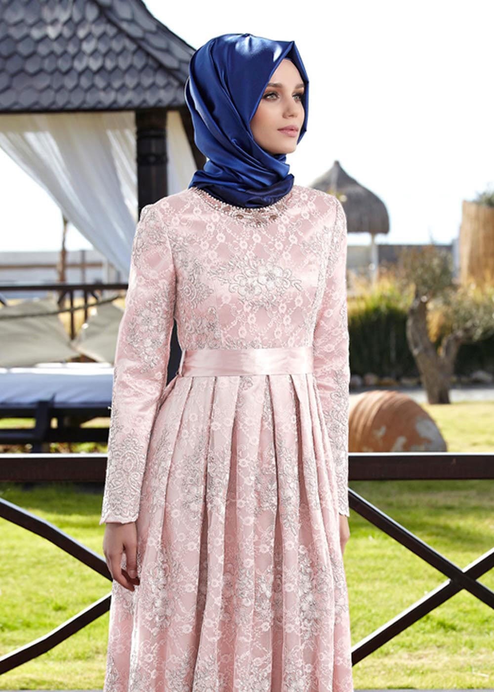 Tesettür giyim PUDRA İŞLEME DETAYLI PİLİSELİ ABİYE ELBİSE 5040