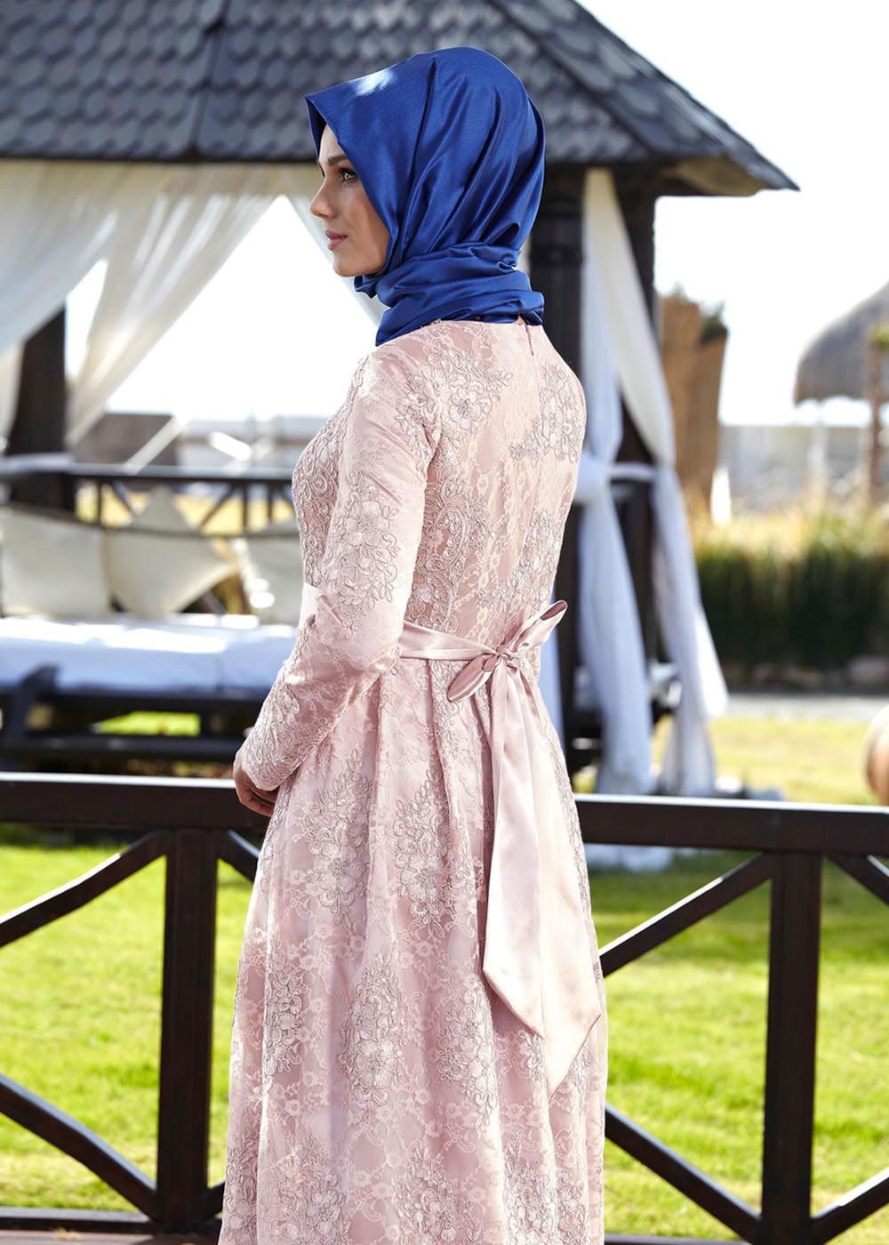 Tesettür giyim PUDRA İŞLEME DETAYLI PİLİSELİ ABİYE ELBİSE 5040