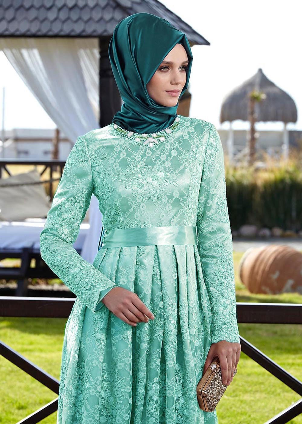 Tesettür giyim YEŞİL İŞLEME DETAYLI PİLİSELİ ABİYE ELBİSE 5040