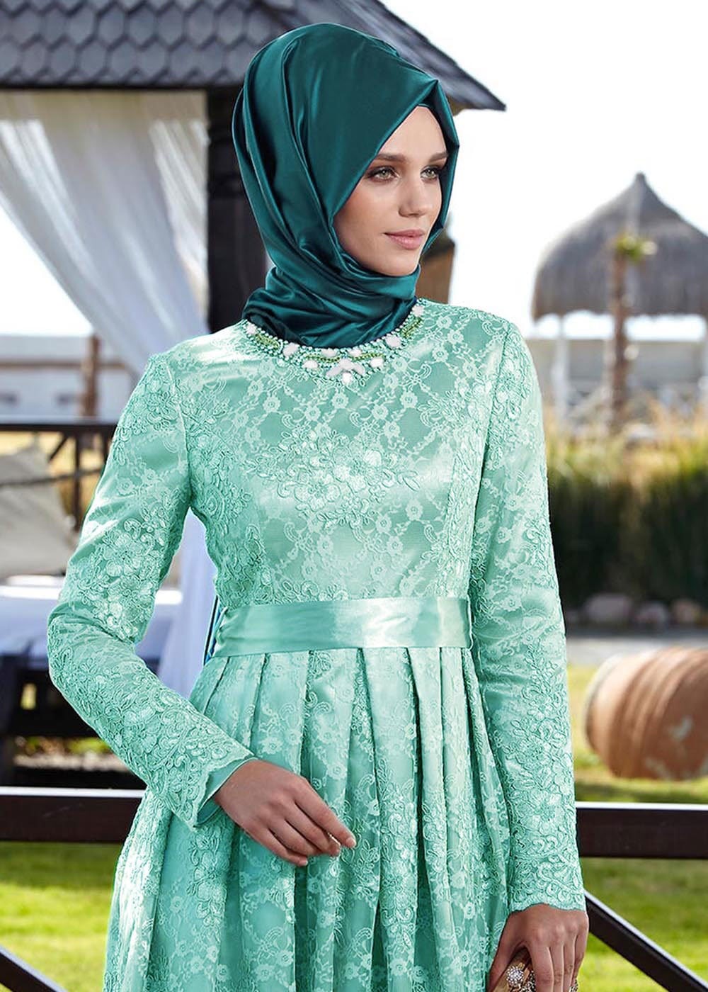 Tesettür giyim YEŞİL İŞLEME DETAYLI PİLİSELİ ABİYE ELBİSE 5040