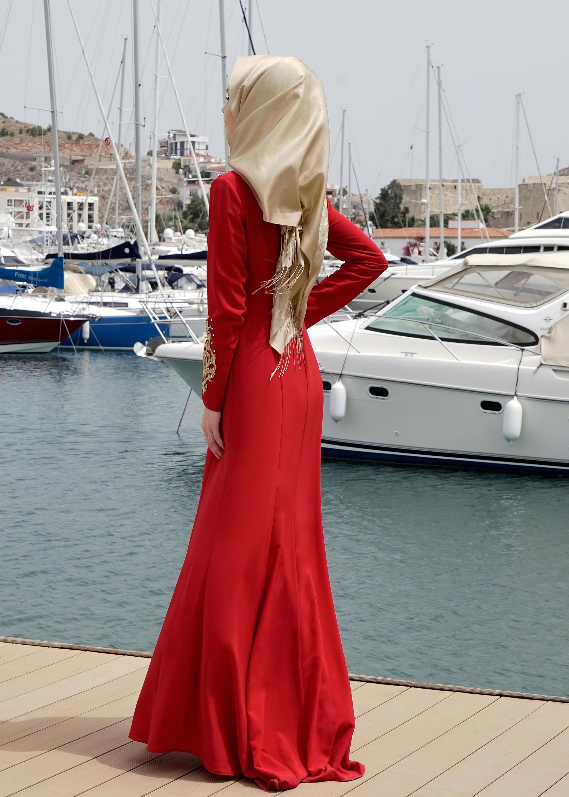 Tesettür giyim KIRMIZI İŞLEME DETAYLI ABİYE ELBİSE 5057