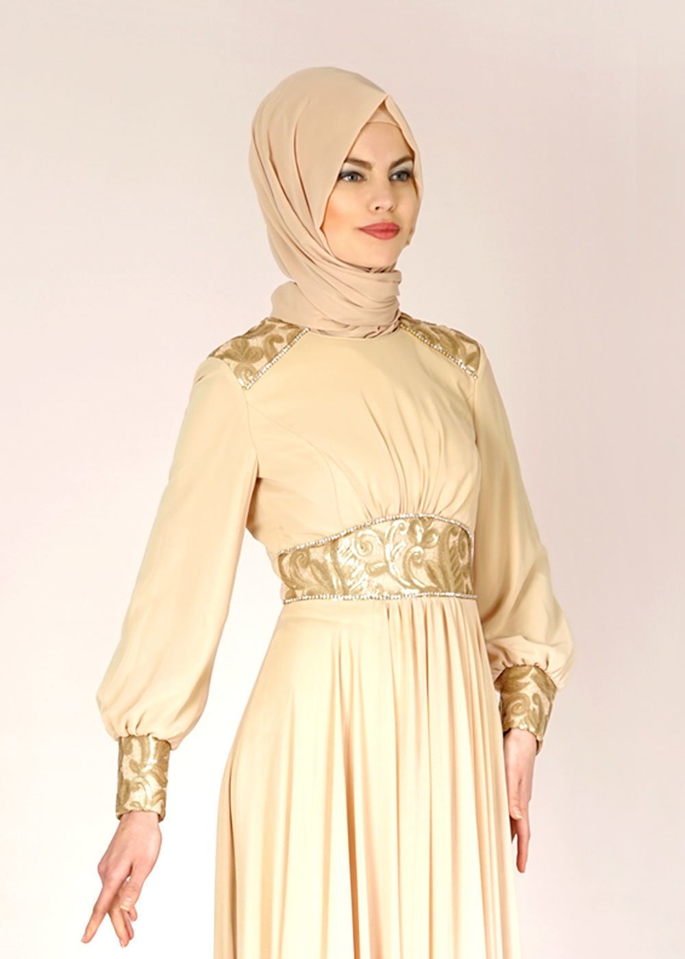 Tesettür giyim BEJ DANTEL DETAYLI TAŞ DÜĞMELİ ABİYE ELBİSE 5068