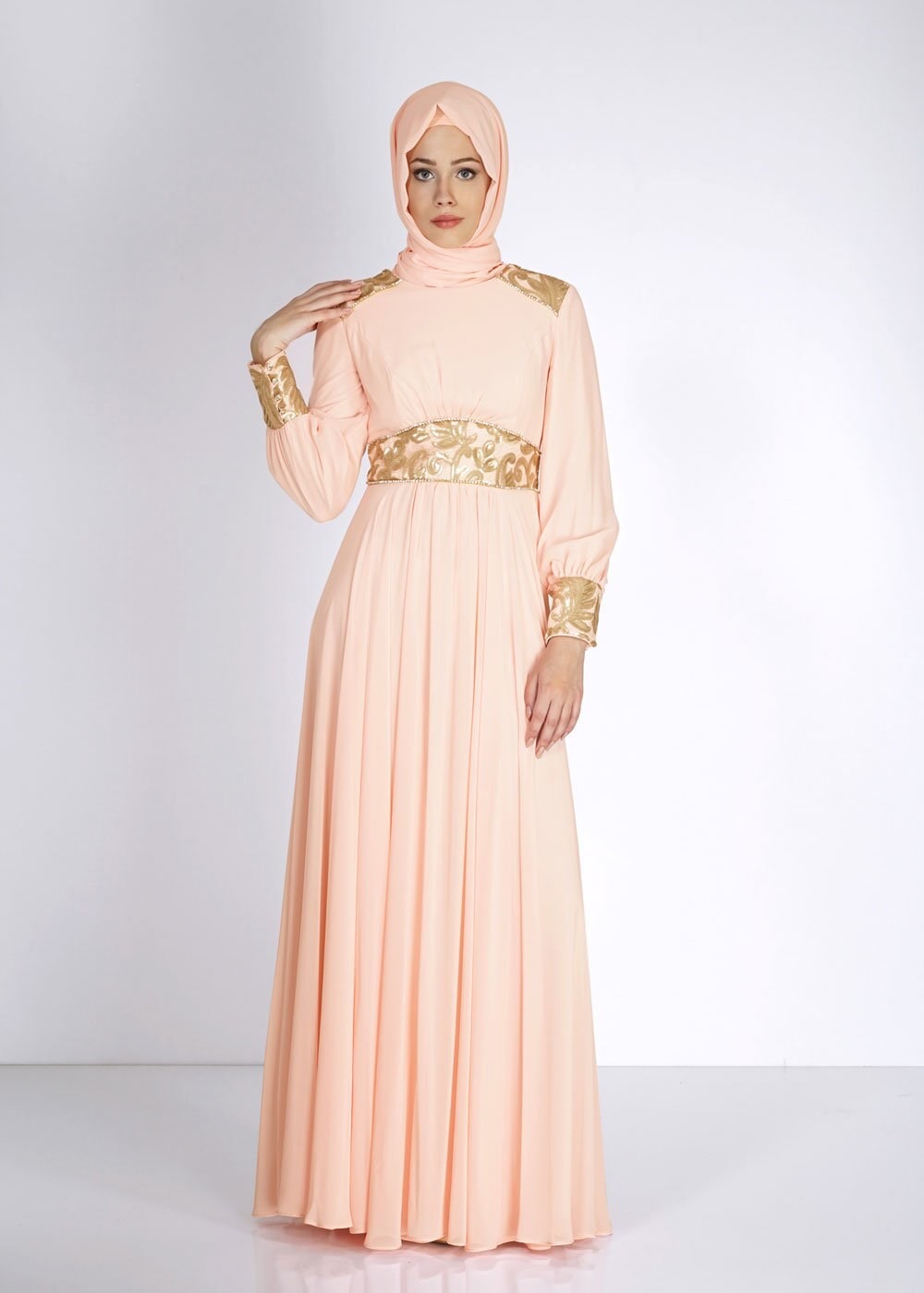 Tesettür giyim PUDRA DANTEL DETAYLI TAŞ DÜĞMELİ ABİYE ELBİSE 5068