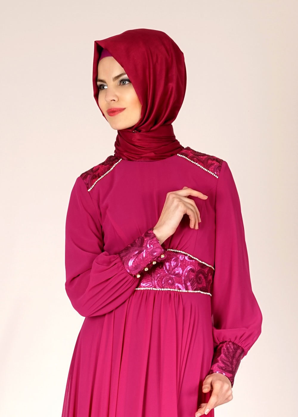 Tesettür giyim MOR DANTEL DETAYLI TAŞ DÜĞMELİ ABİYE ELBİSE 5068