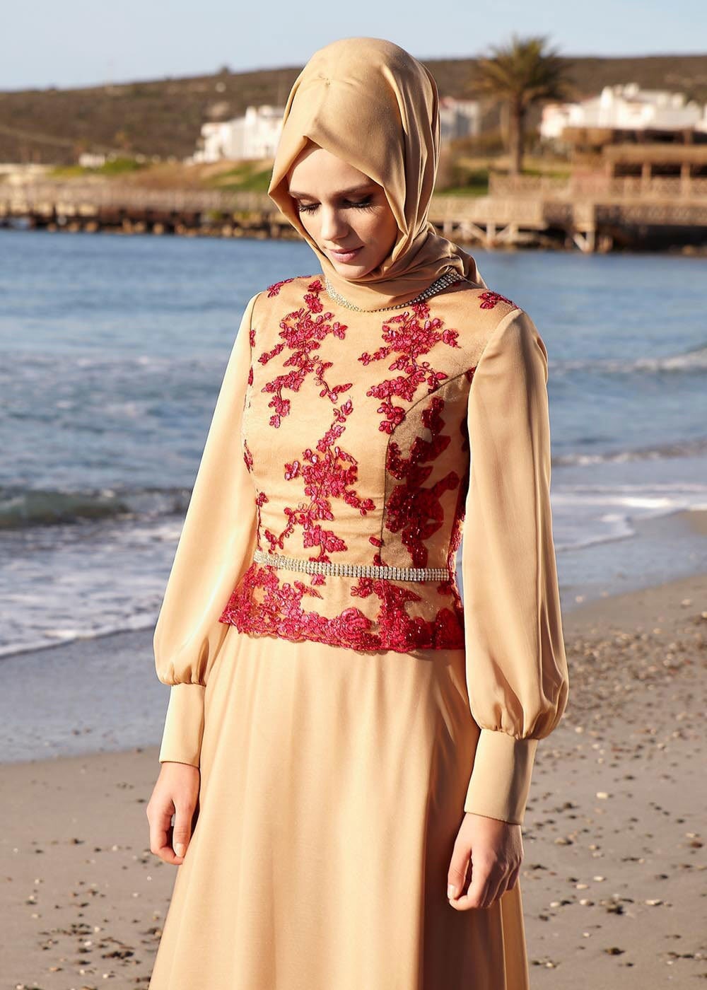 Tesettür giyim KIRMIZI İŞLEMELİ TAŞ DETAYLI ABİYE ELBİSE 5089