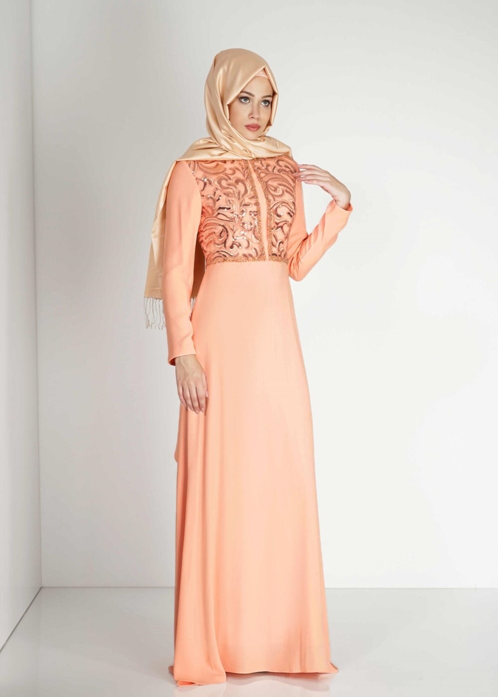 Tesettür giyim PUDRA İŞLEMELİ ARKASI VOLANLI ABİYE ELBİSE 5131