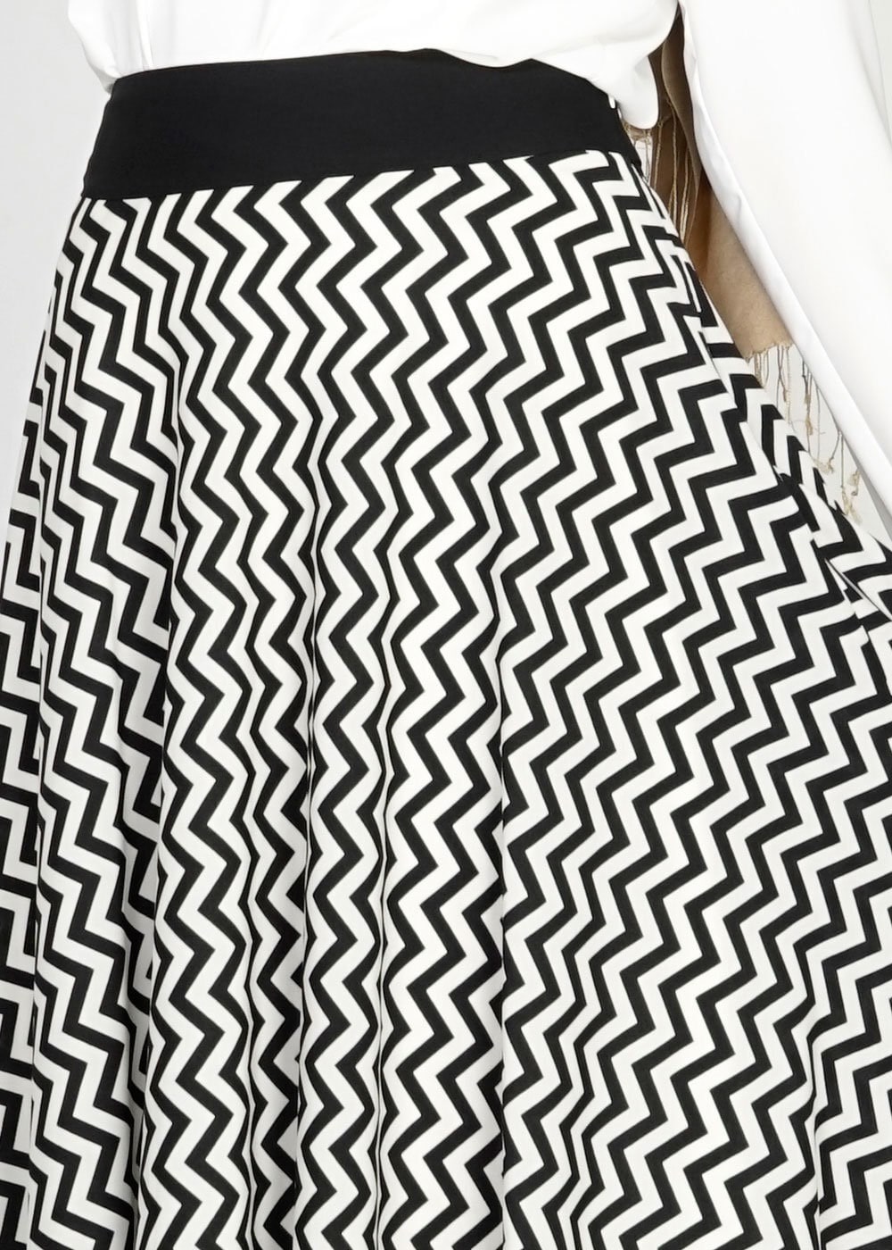 Tesettür giyim SİYAH ZİKZAK DESENLİ KUŞAKLI KREP ETEK 6709