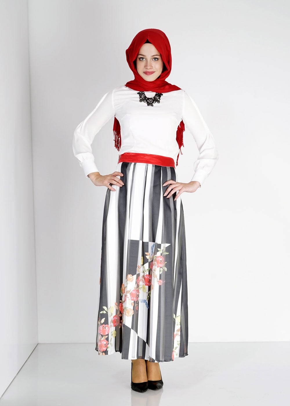 Tesettür giyim SİYAH ÇİÇEK DESENLİ ÇİZGİLİ ETEK 6736