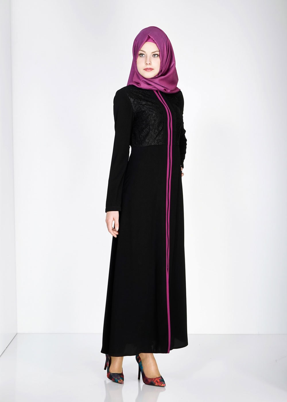 Tesettür giyim SİYAH DANTEL DETAYLI ŞERİTLİ FERACE 8165