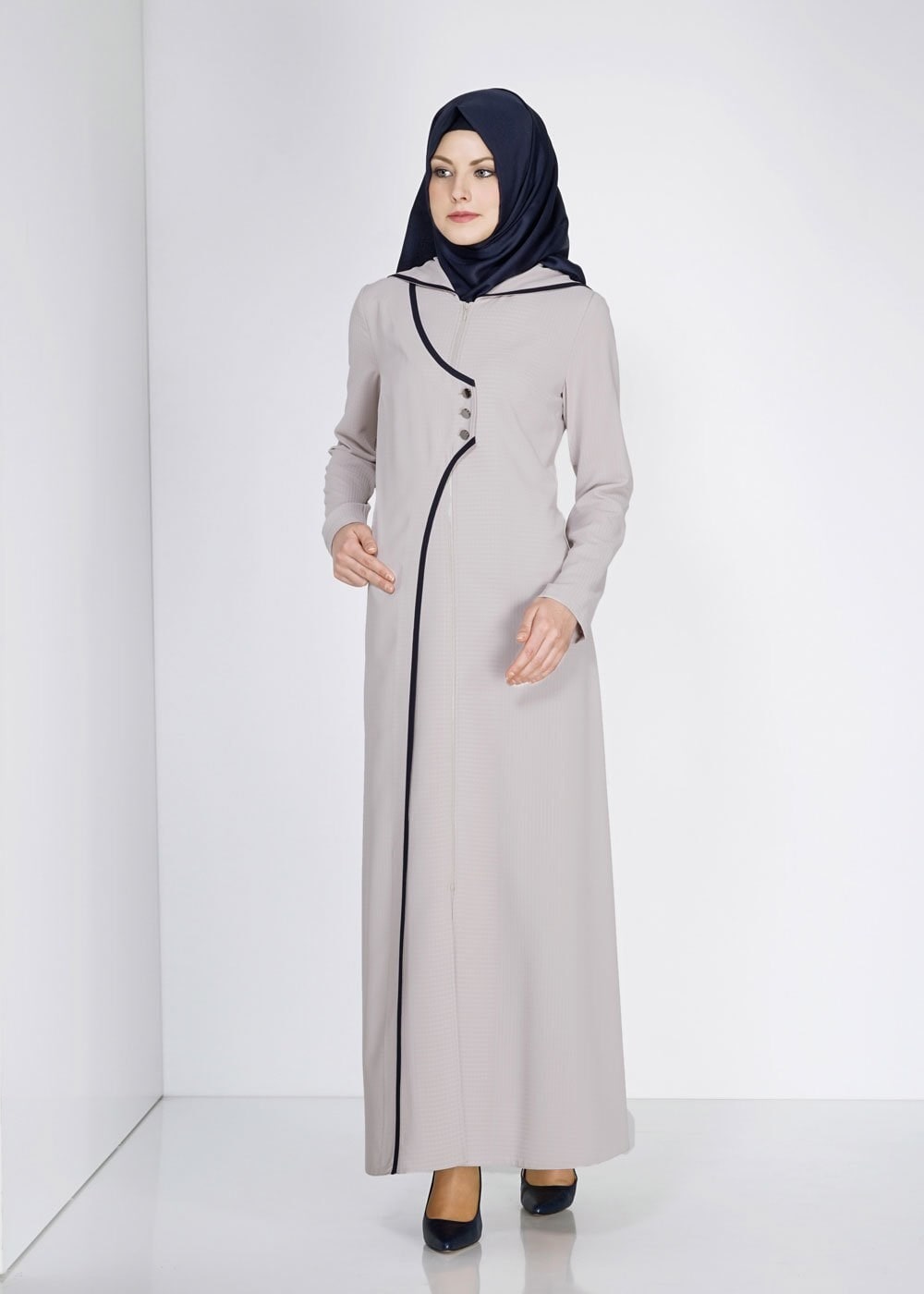 Tesettür giyim BEJ KAPÜŞONLU DÜĞMELİ ŞERİT DETAYLI FERACE 8166