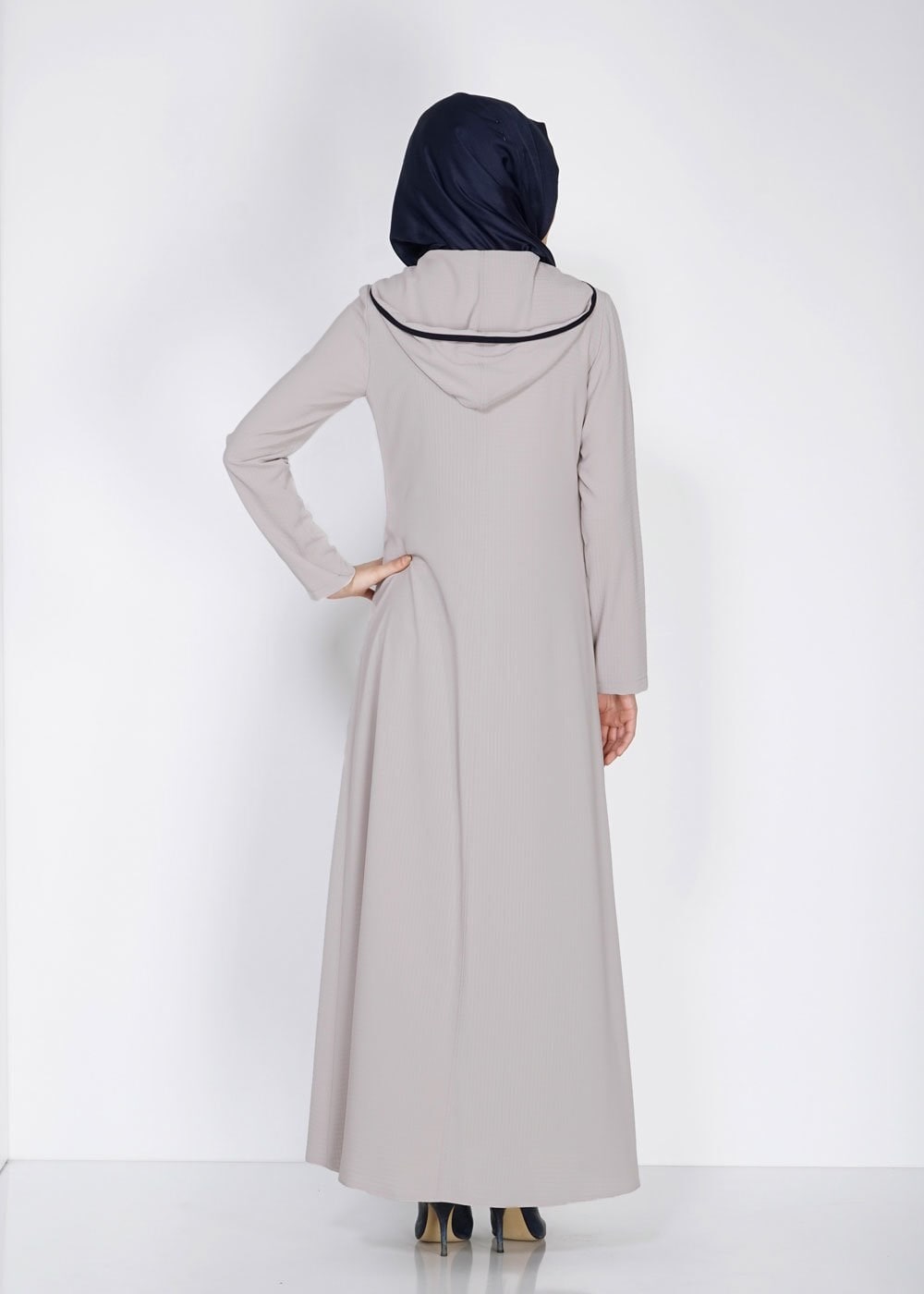 Tesettür giyim BEJ KAPÜŞONLU DÜĞMELİ ŞERİT DETAYLI FERACE 8166