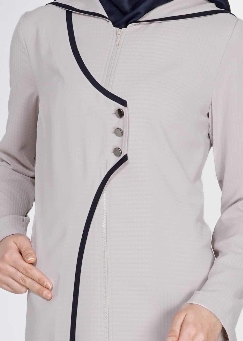 Tesettür giyim BEJ KAPÜŞONLU DÜĞMELİ ŞERİT DETAYLI FERACE 8166