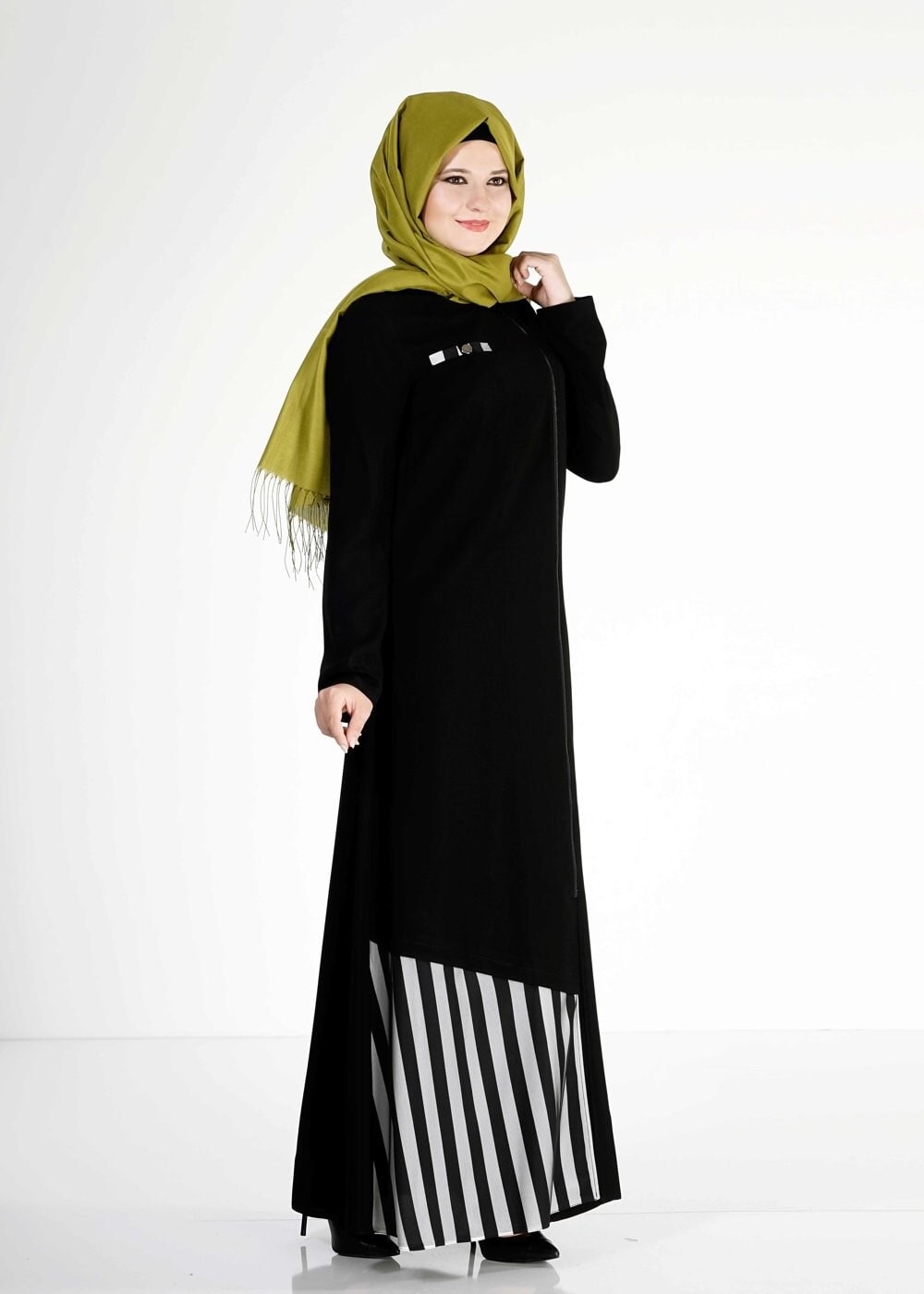 Tesettür giyim SİYAH ÇİZGİ DETAYLI FERMUARLI FERACE 8168