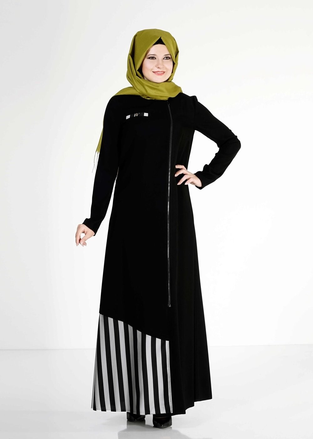 Tesettür giyim SİYAH ÇİZGİ DETAYLI FERMUARLI FERACE 8168
