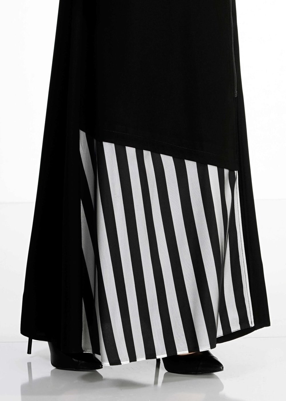 Tesettür giyim SİYAH ÇİZGİ DETAYLI FERMUARLI FERACE 8168