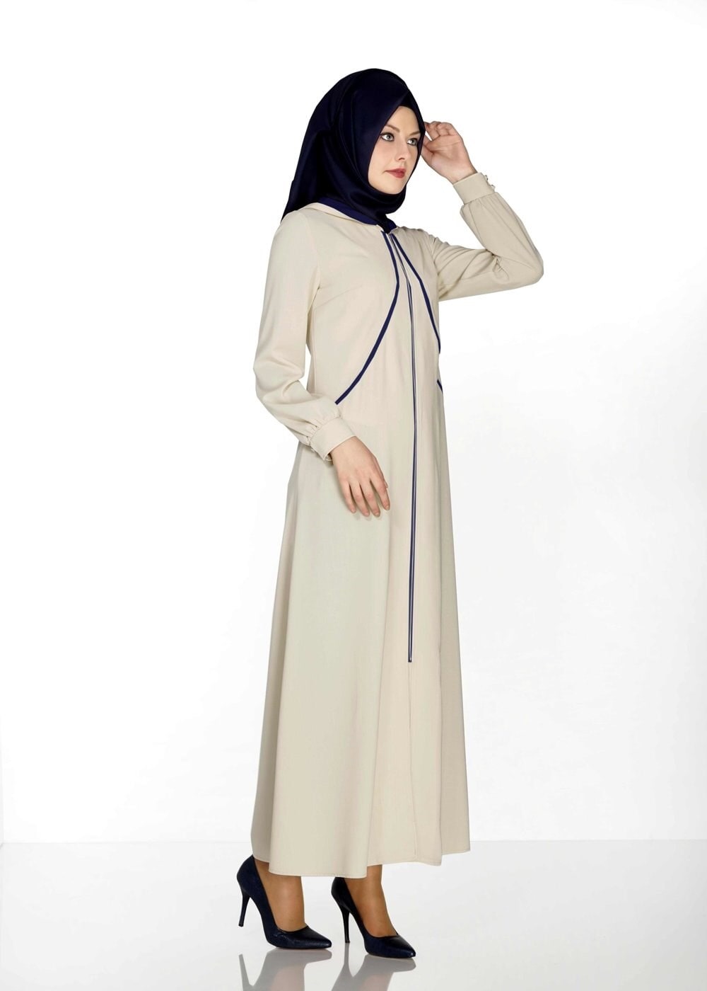 Tesettür giyim BEJ KAPÜŞONLU FERMUARLI FERACE 8169
