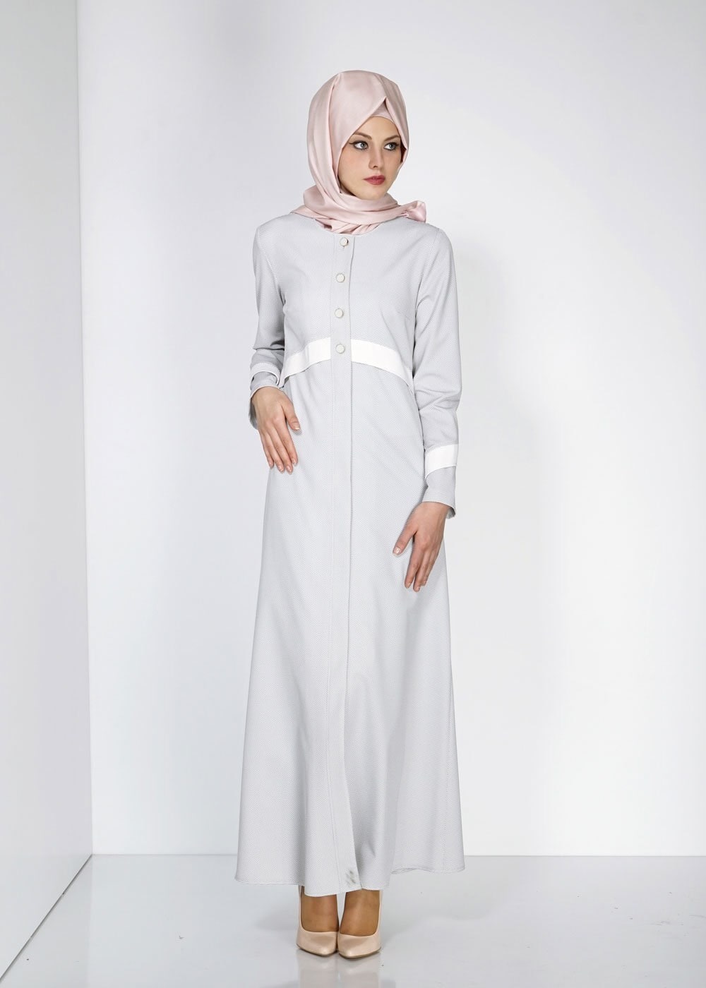 Tesettür giyim GRİ DÜĞMELİ ŞERİT DETAYLI FERACE 8172