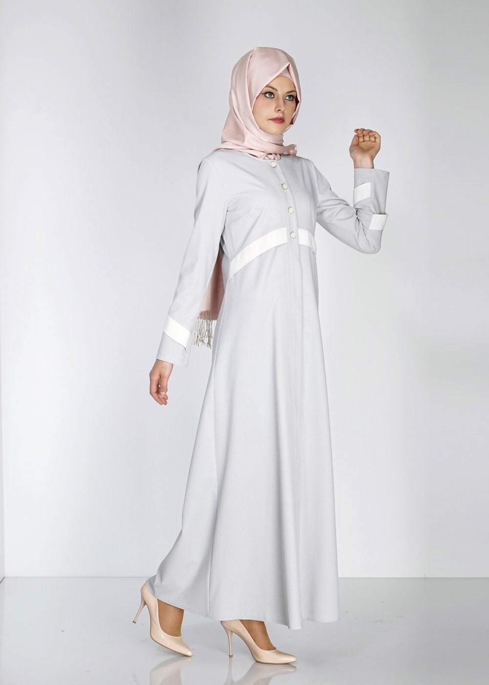 Tesettür giyim GRİ DÜĞMELİ ŞERİT DETAYLI FERACE 8172