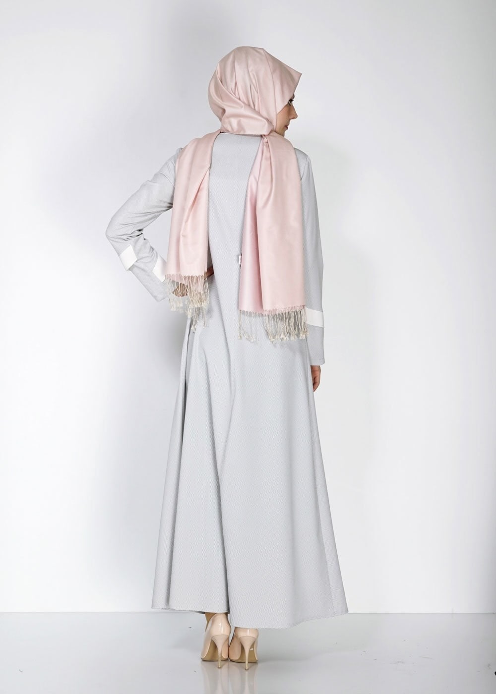 Tesettür giyim GRİ DÜĞMELİ ŞERİT DETAYLI FERACE 8172