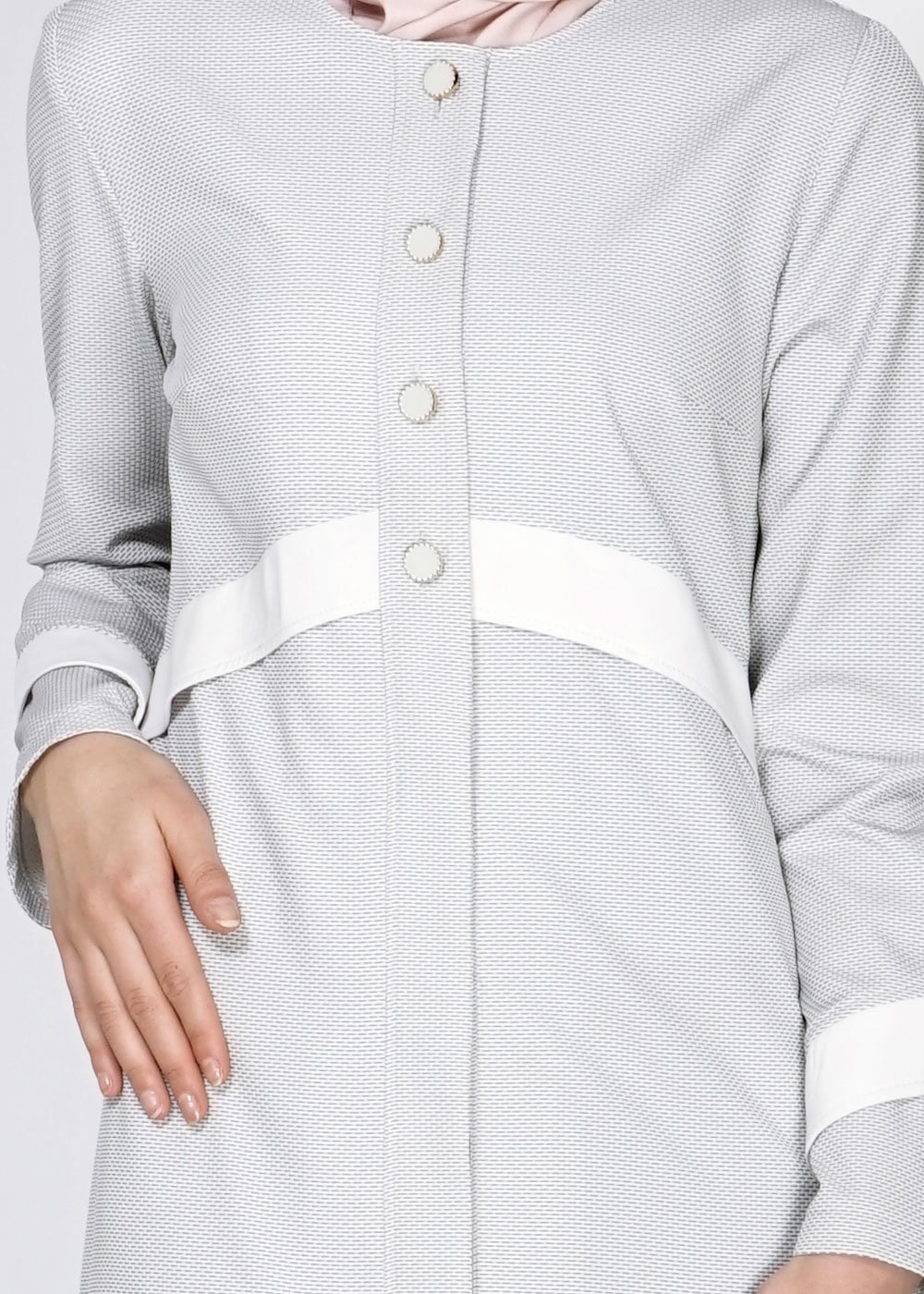 Tesettür giyim GRİ DÜĞMELİ ŞERİT DETAYLI FERACE 8172