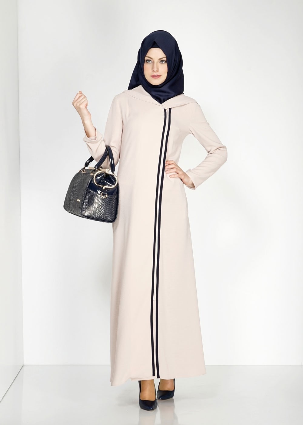 Tesettür giyim BEJ KAPÜŞONLU FERMUARLI FERACE 8174