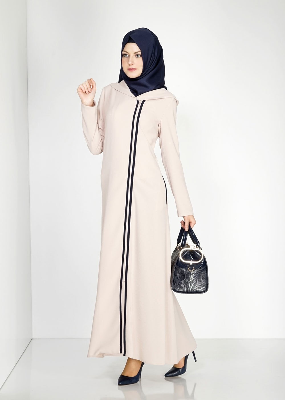 Tesettür giyim BEJ KAPÜŞONLU FERMUARLI FERACE 8174