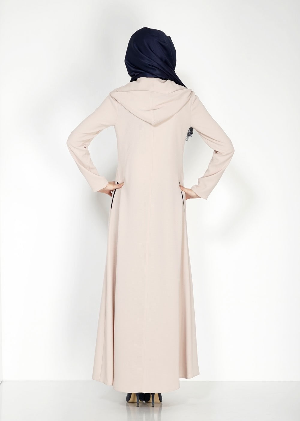 Tesettür giyim BEJ KAPÜŞONLU FERMUARLI FERACE 8174