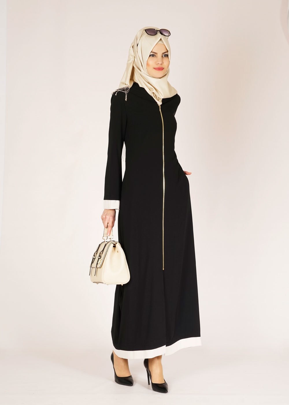 Tesettür giyim SİYAH KAPÜŞONLU İSPANYOL KOL PARDESÜ 1438