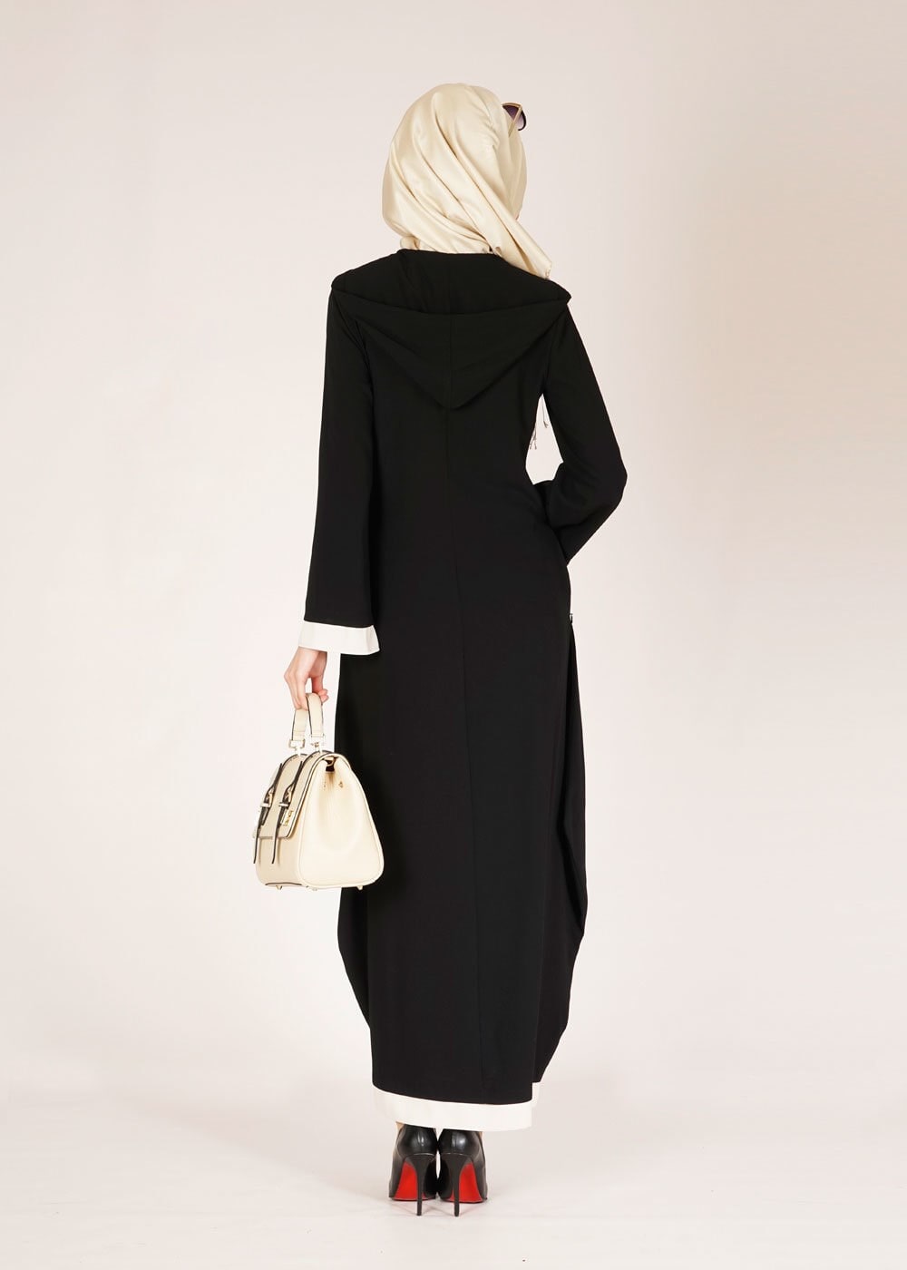 Tesettür giyim SİYAH KAPÜŞONLU İSPANYOL KOL PARDESÜ 1438