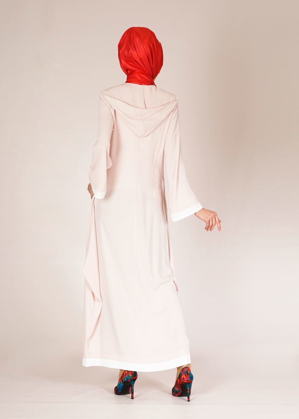 Tesettür giyim BEJ KAPÜŞONLU İSPANYOL KOL PARDESÜ 1438