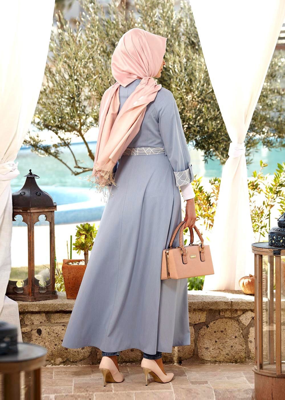 Tesettür giyim MAVİ MANŞETLERİ DESENLİ KEMERLİ PARDESÜ 1453