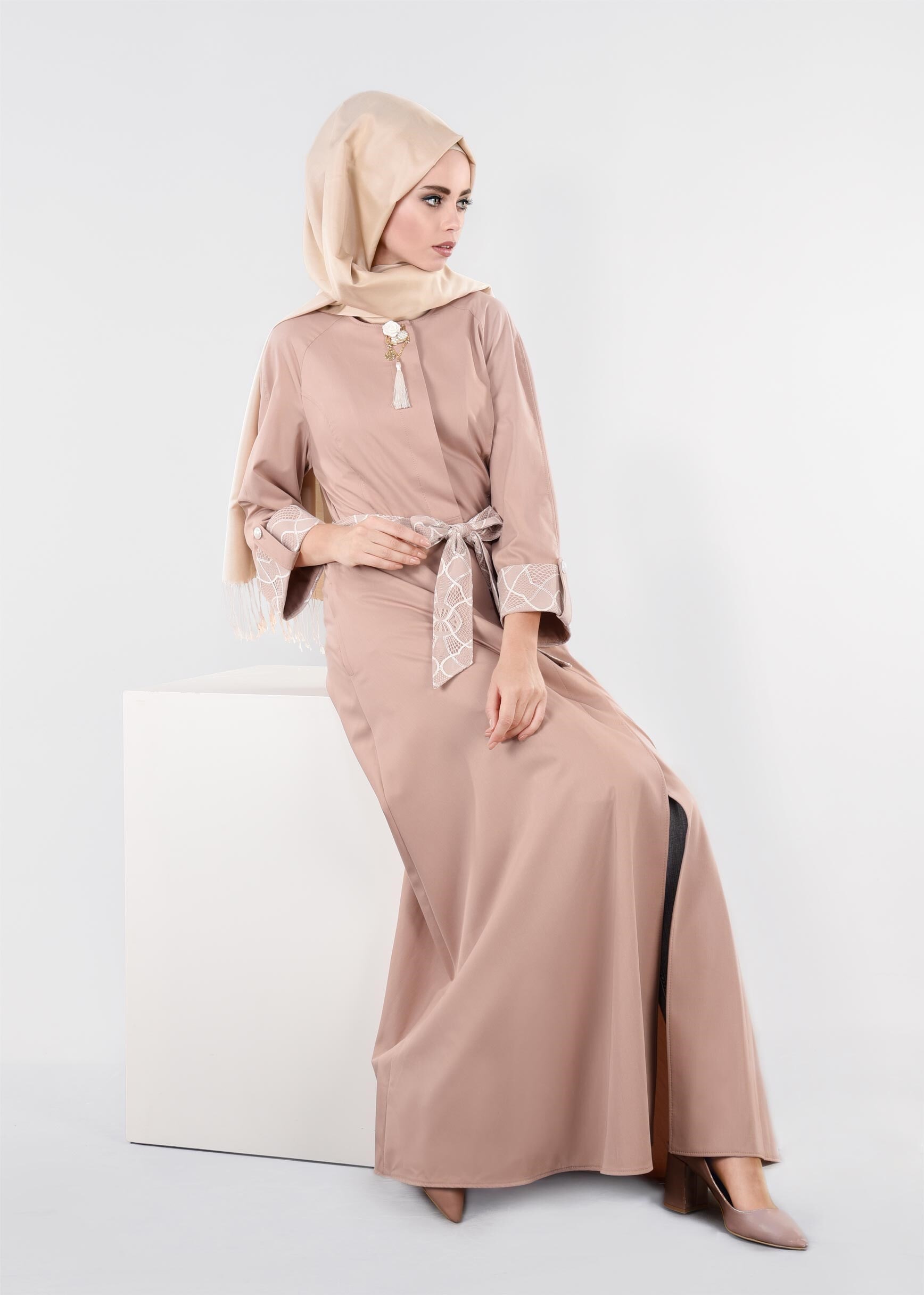 Tesettür giyim PEMBE MANŞETLERİ DESENLİ KEMERLİ PARDESÜ 1453