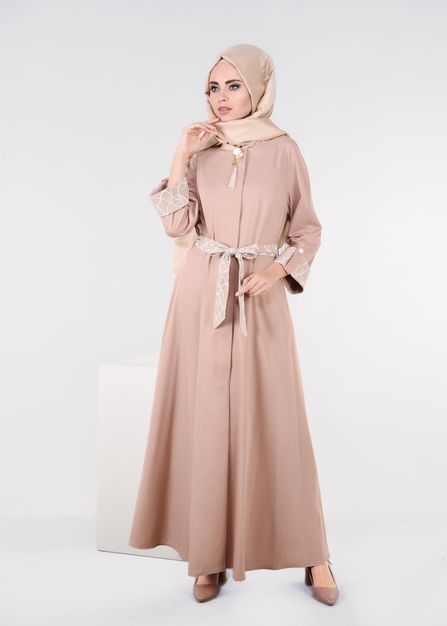 Tesettür giyim PEMBE MANŞETLERİ DESENLİ KEMERLİ PARDESÜ 1453