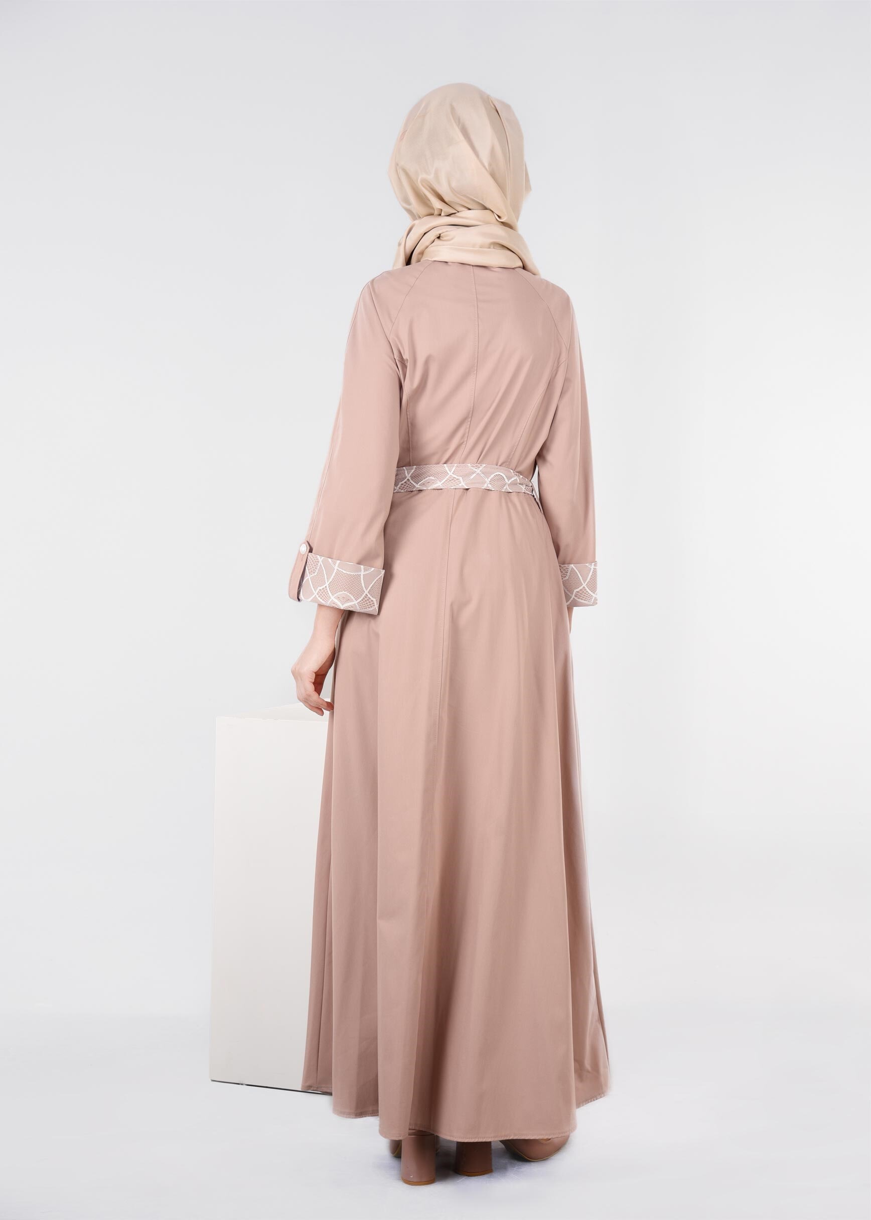 Tesettür giyim PEMBE MANŞETLERİ DESENLİ KEMERLİ PARDESÜ 1453