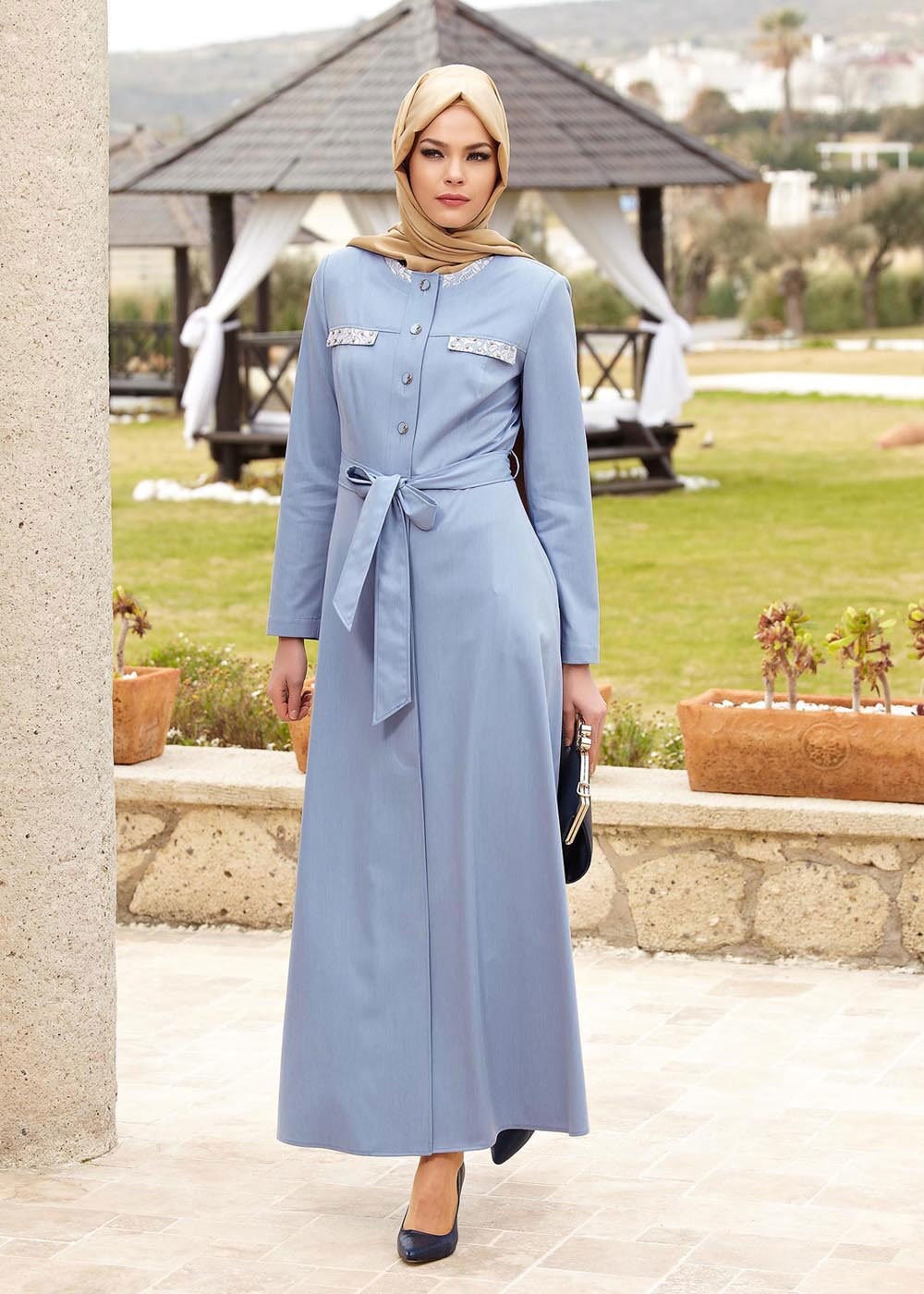 Tesettür giyim MAVİ ARKASI İŞLEMELİ DÜĞME DETAYLI PARDESÜ 1454
