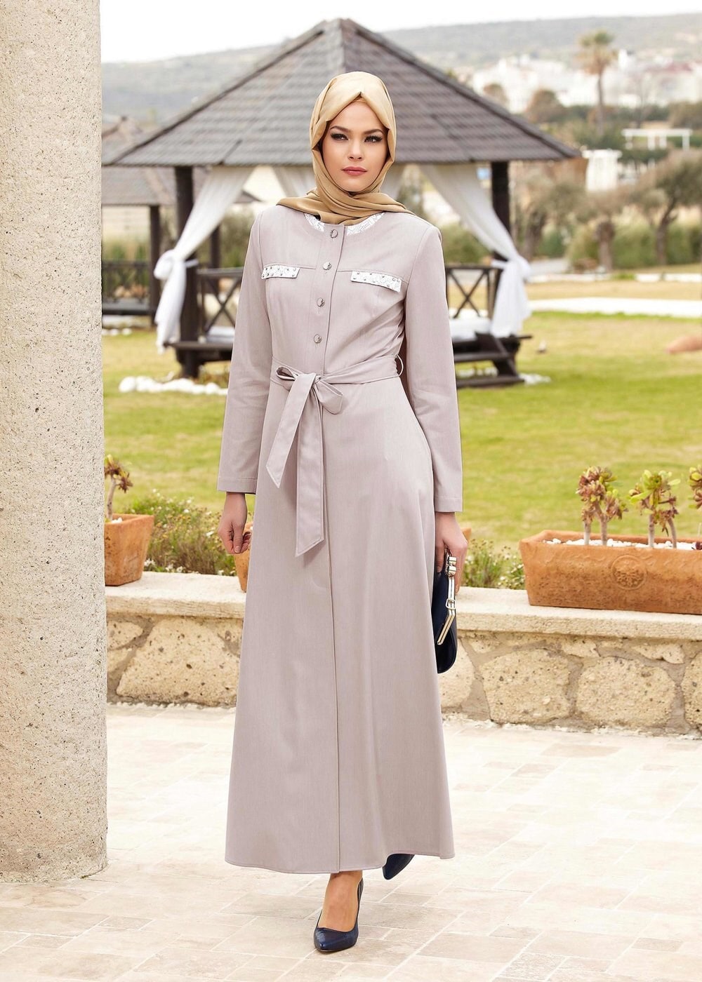 Tesettür giyim EKRU ARKASI İŞLEMELİ DÜĞME DETAYLI PARDESÜ 1454