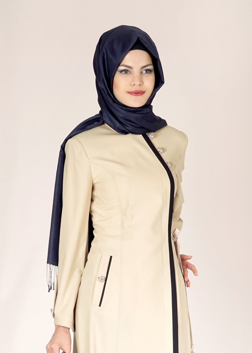 Tesettür giyim BEJ YANDAN BAĞLAMALI TAŞ DETAYLI PARDESÜ 1463