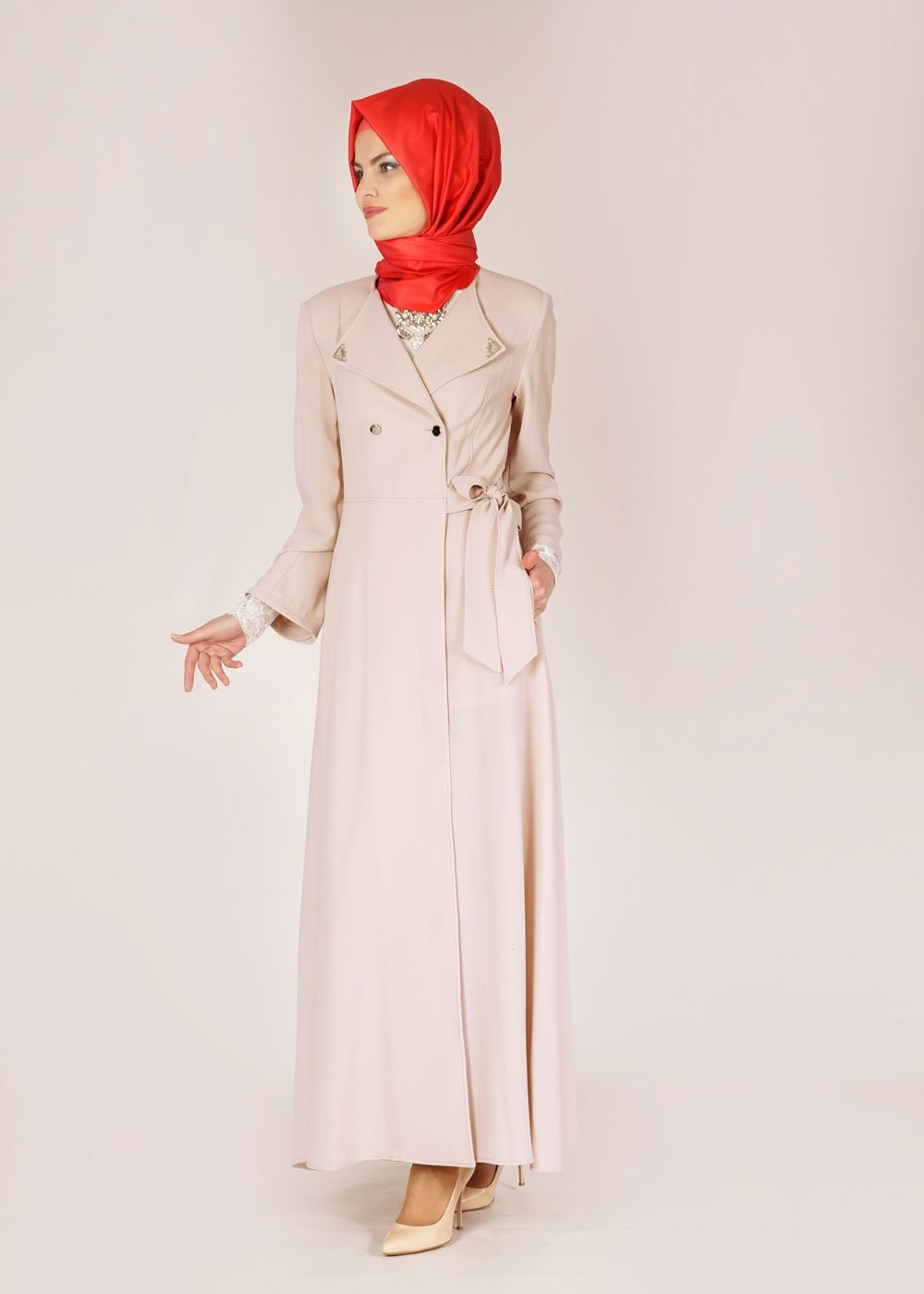 Tesettür giyim BEJ YANDAN BAĞLAMALI KRUVAZE YAKA PARDESÜ 1479 